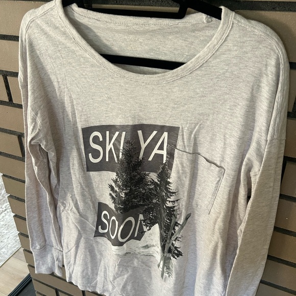Cozy Szn 🎿 Aerie Soft Grey Ski Ya Soon Graphic Tee - Picture 4 of 4